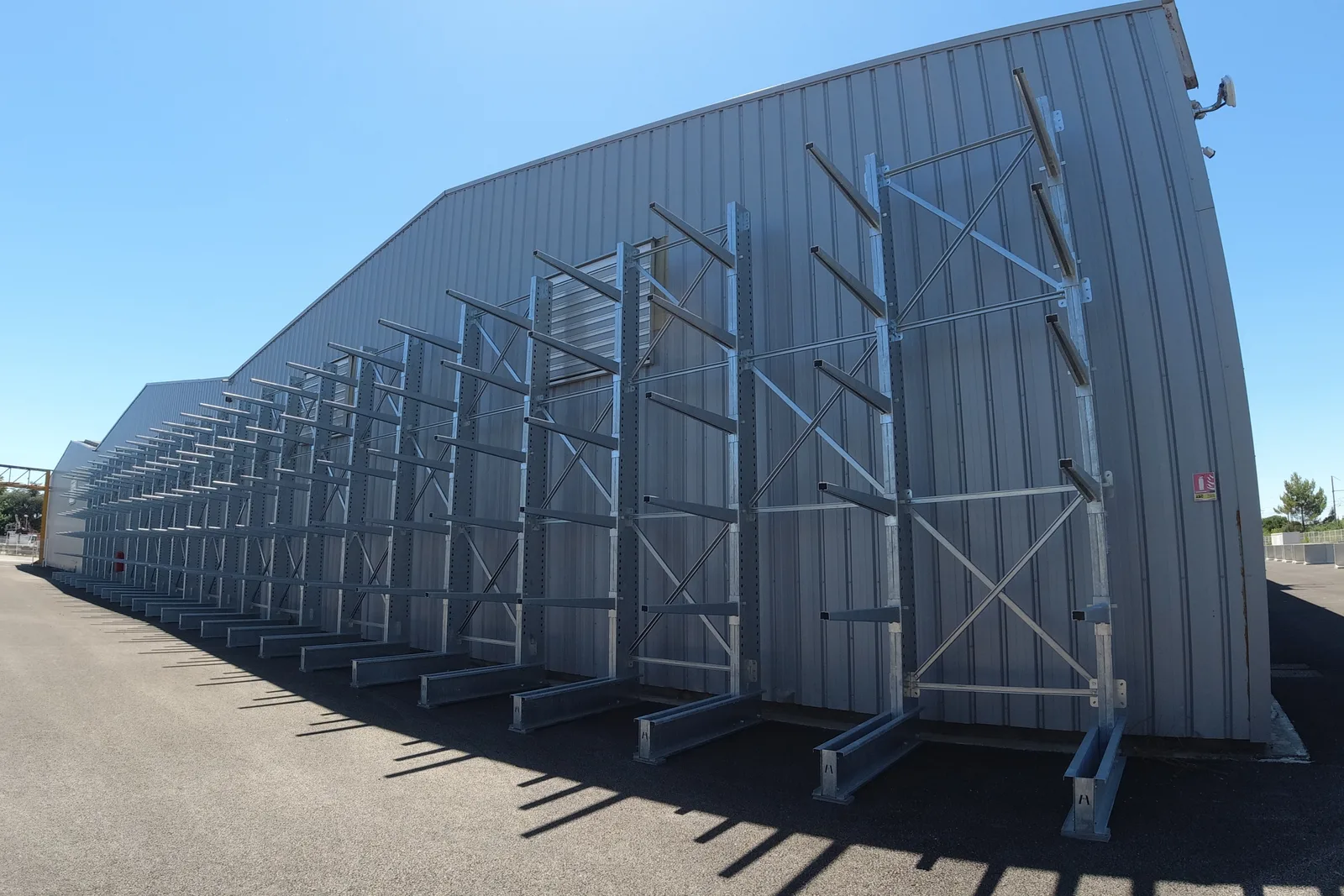 Racks cantilever galvanisés installés à l'extérieur du bâtiment Kollirama