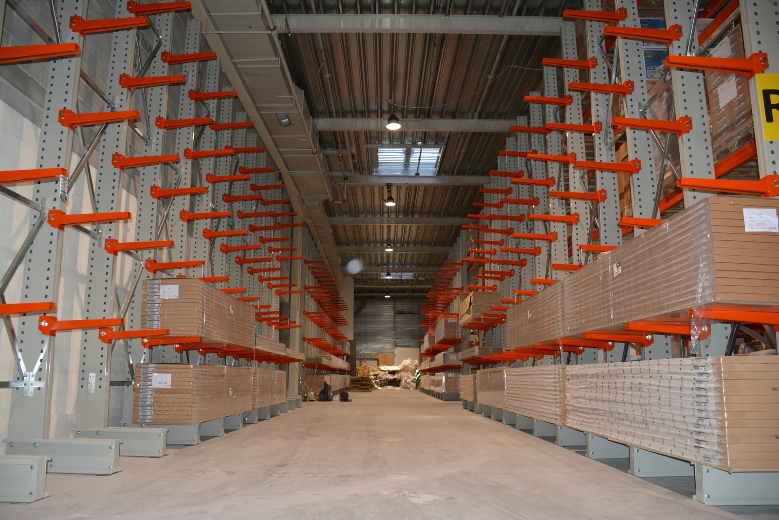 Intérieur de l'entrepôt Kollirama avec rayonnage cantilever chargé de panneaux