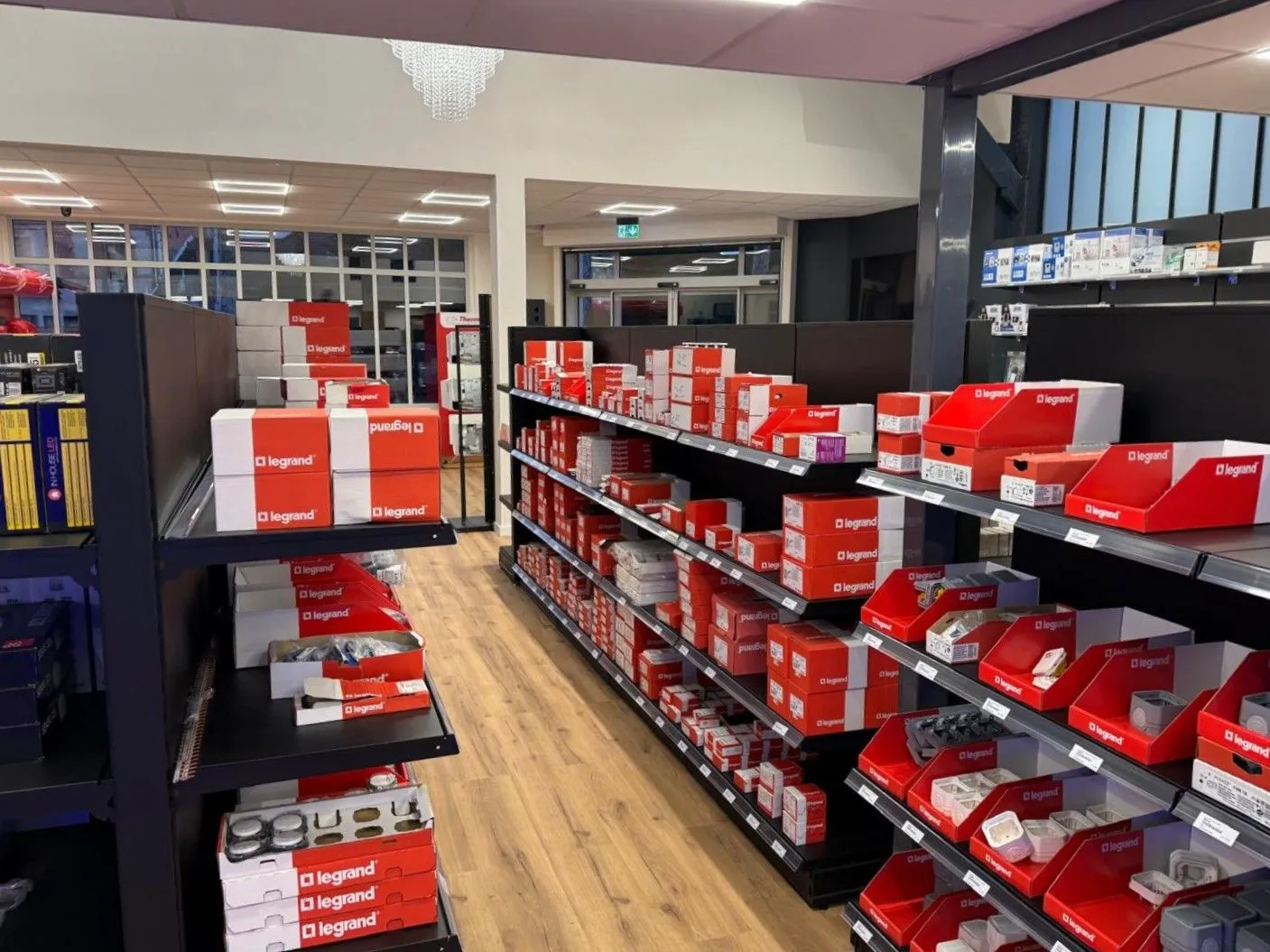 Gondolas and end displays in the Versailles trade store