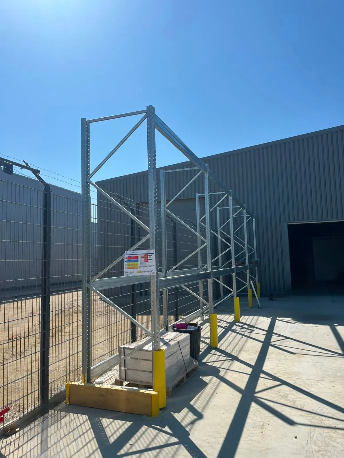 End view of an outdoor racking row in Montech