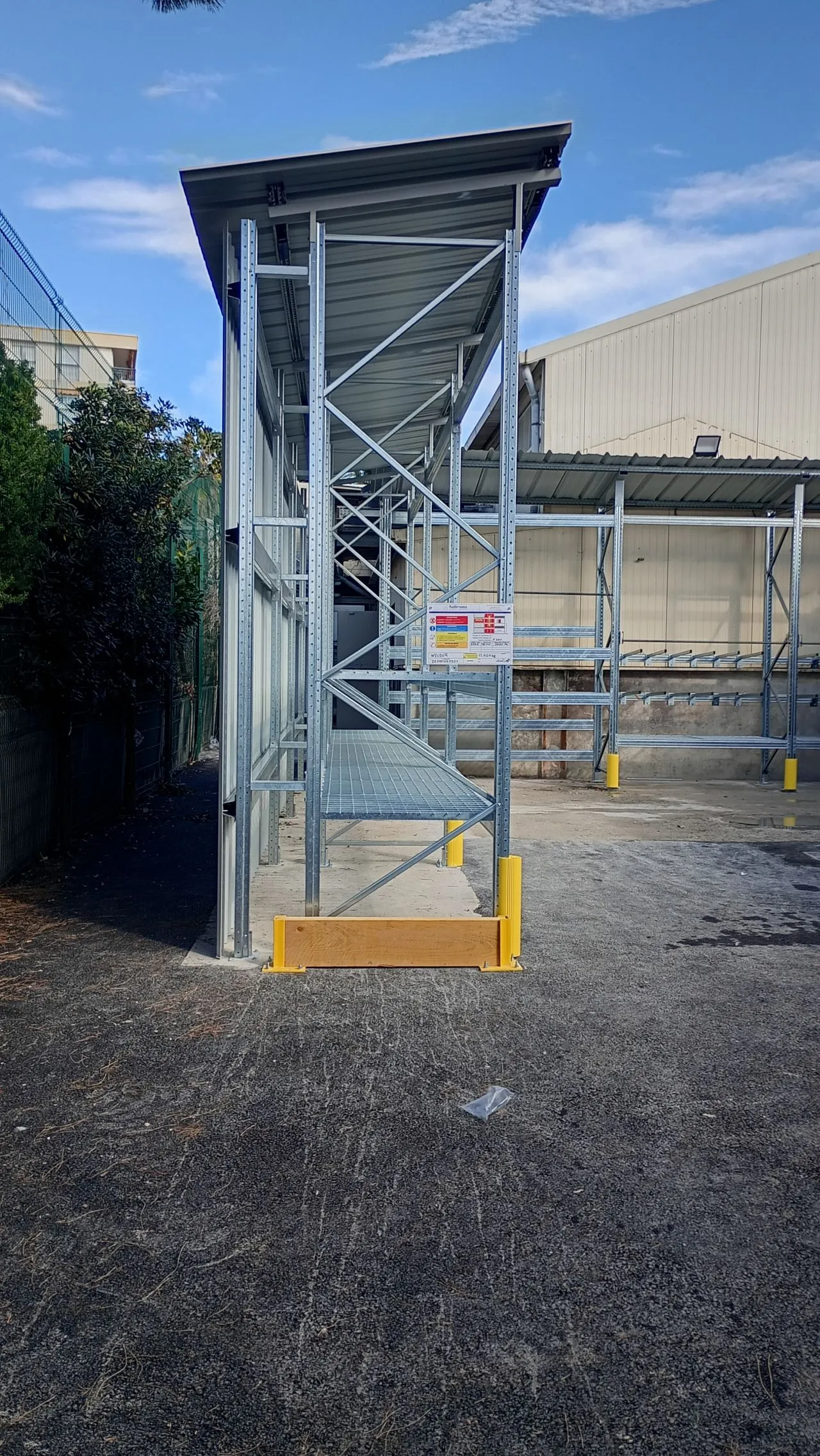 End view of the roofed racking in Tours