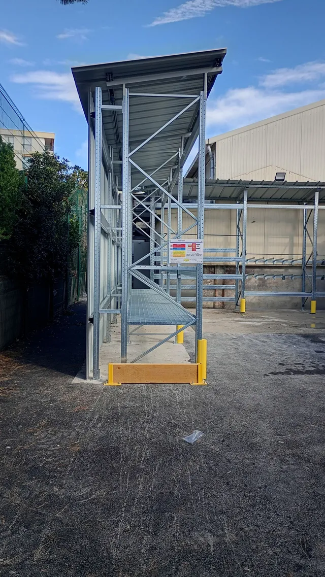 End view of the roofed racking in Tours