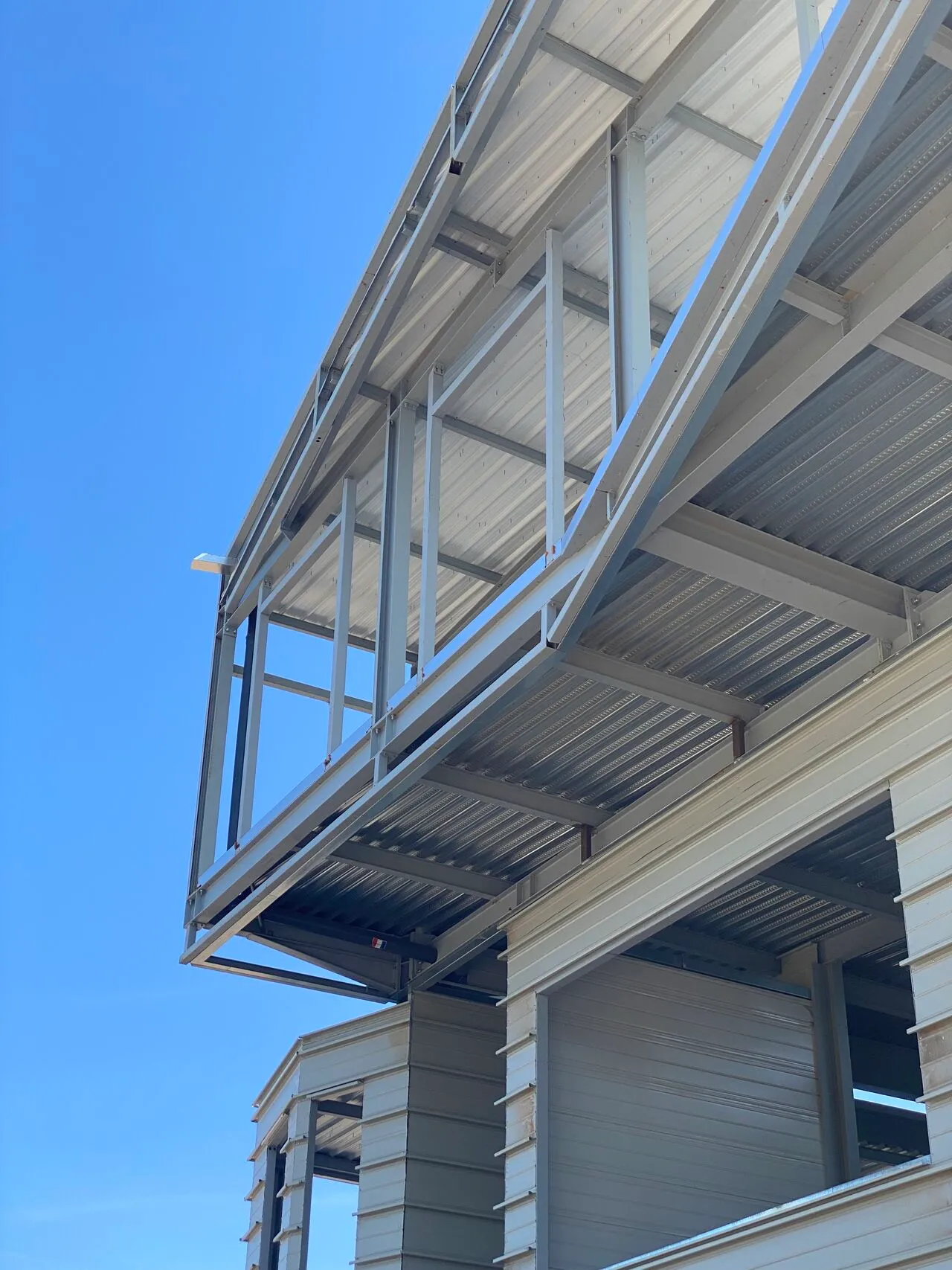 Side view of the steel floor installed in Garons
