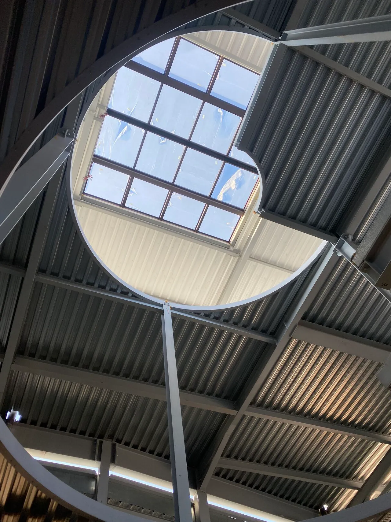 Connection between the structure and building roof in Garons
