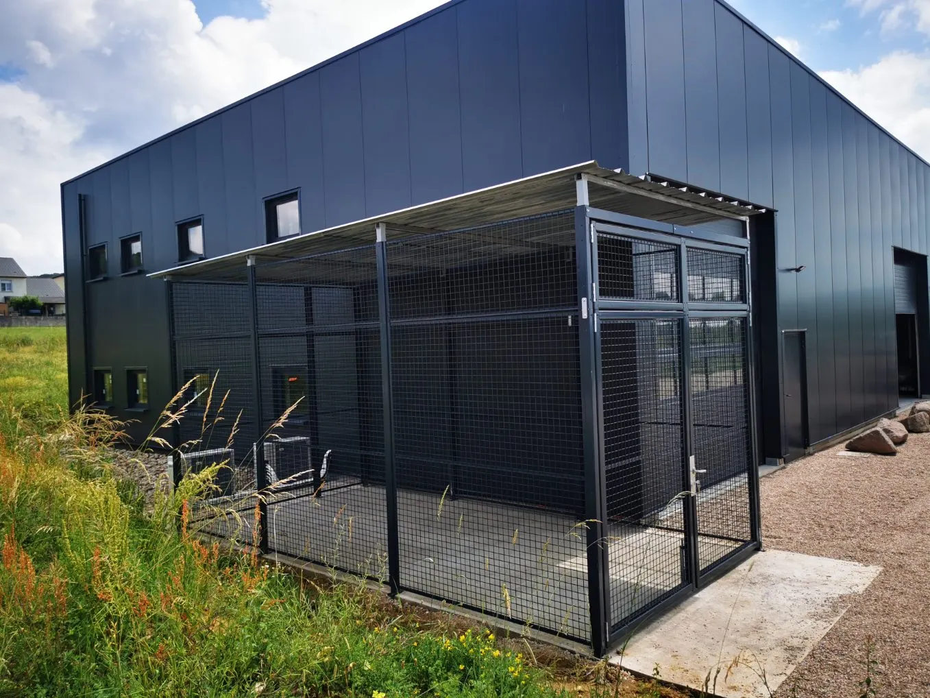 Box à cloison grillagée en extérieur – Meurthe-et-Moselle