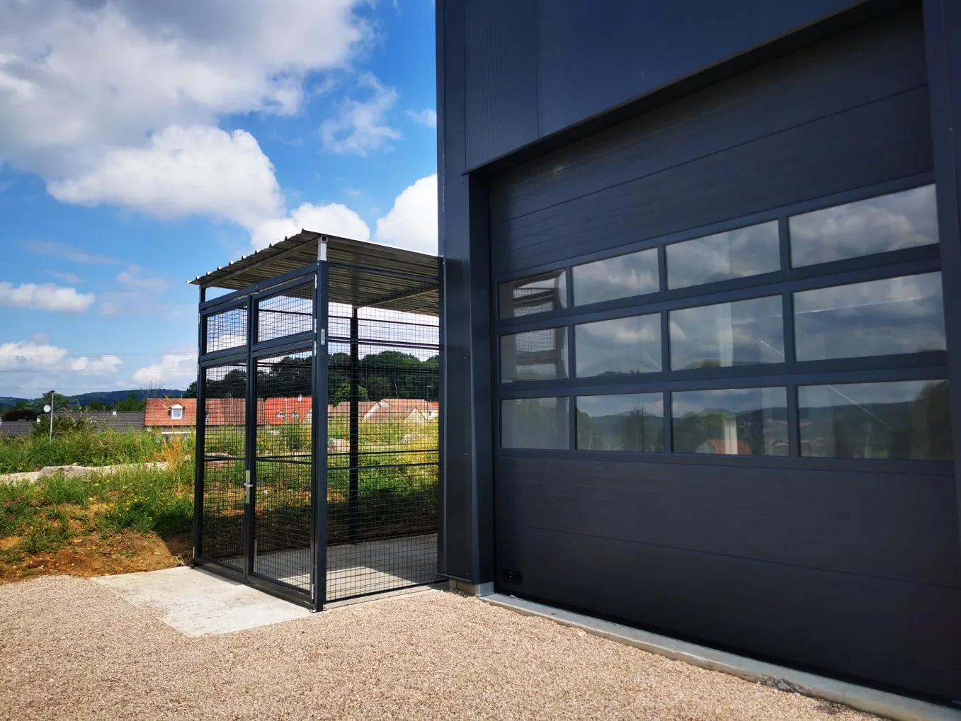 Box à cloison grillagée en extérieur – vue d’ensemble du chantier