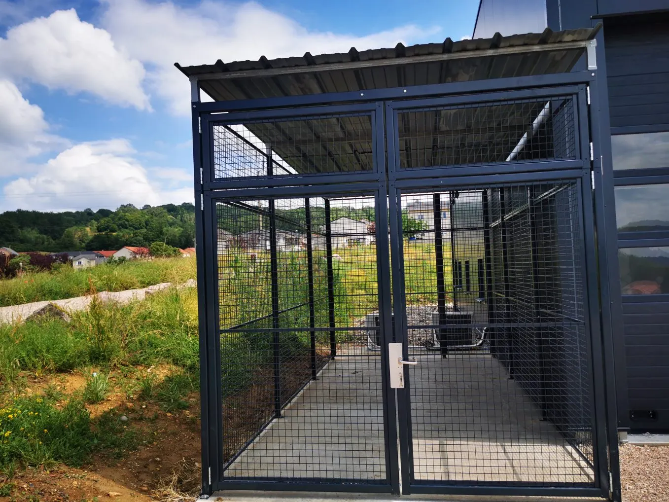 Box à cloison grillagée en extérieur – détail de l’installation