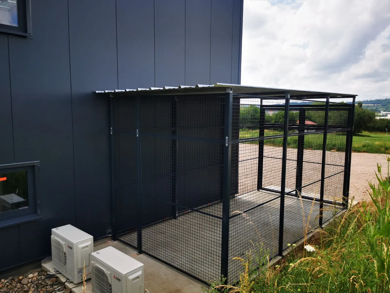 Box à cloison grillagée en extérieur – vue rapprochée