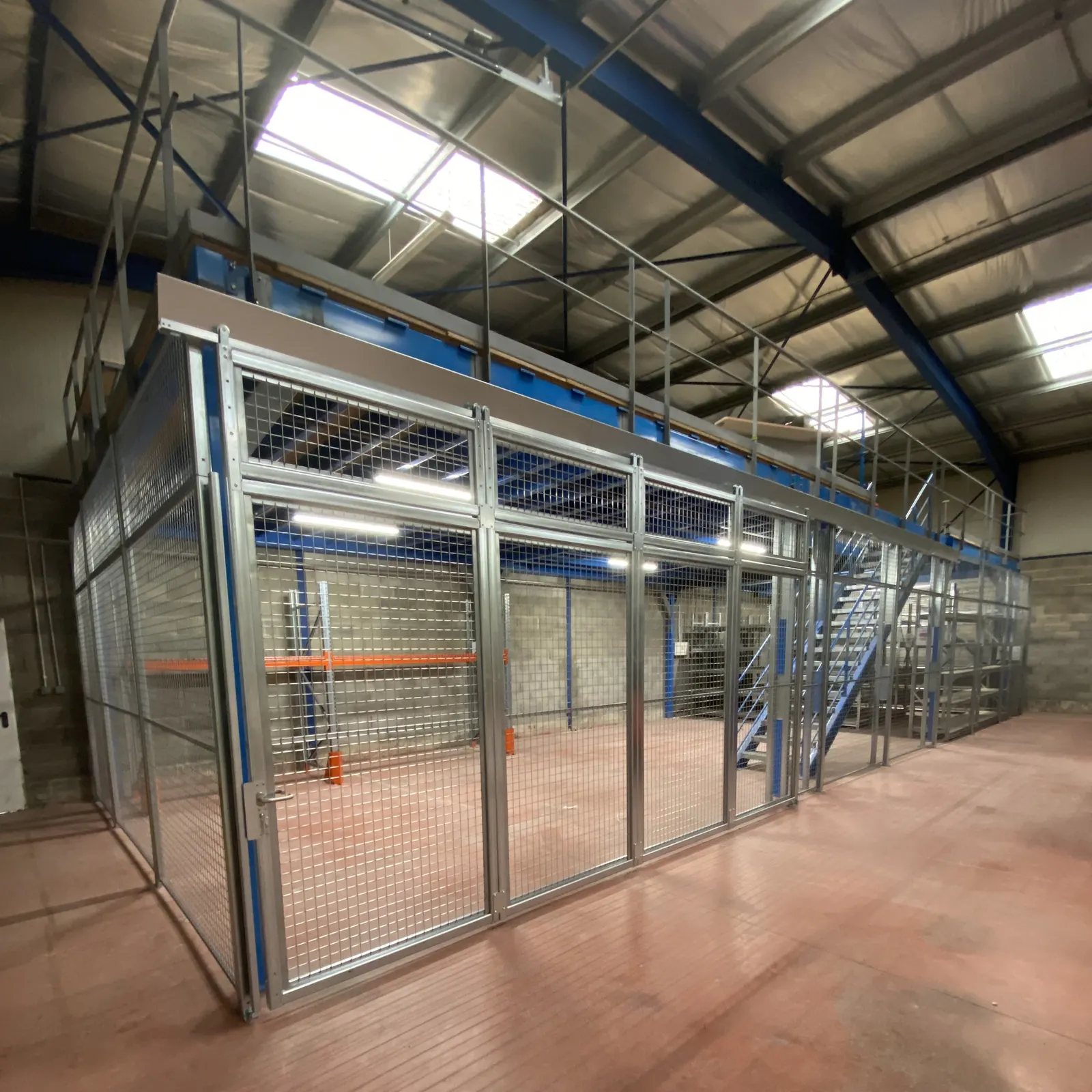 Box grillagé et racks d’entrepôt – vue d’ensemble du chantier