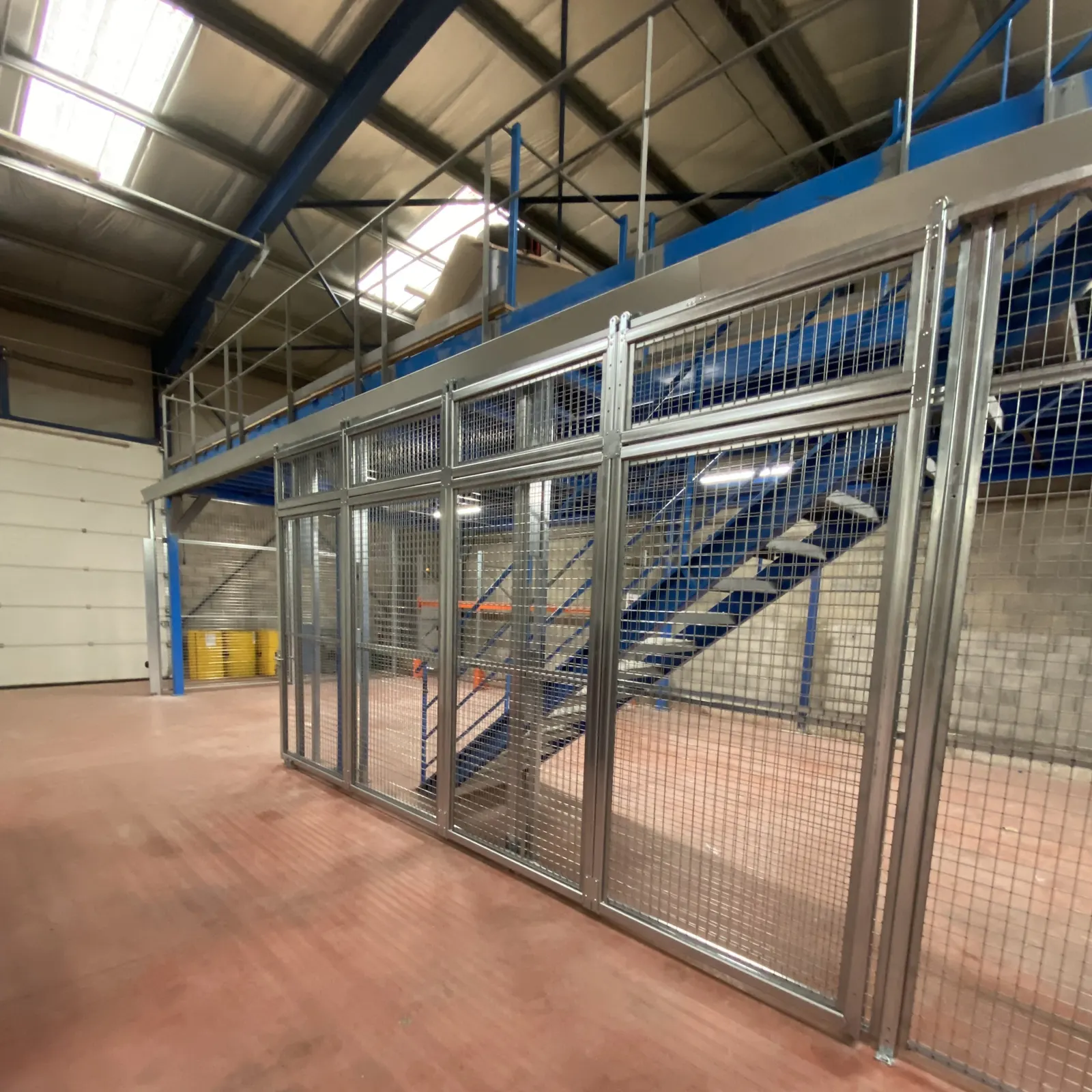 Box grillagé et racks d’entrepôt – détail de l’installation