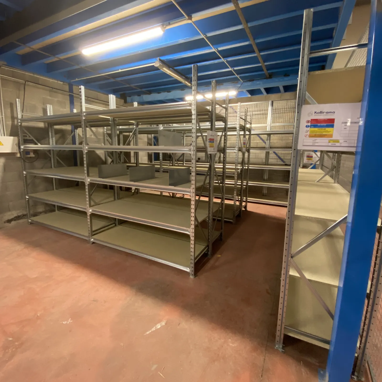 Box grillagé et racks d’entrepôt – autre vue du chantier