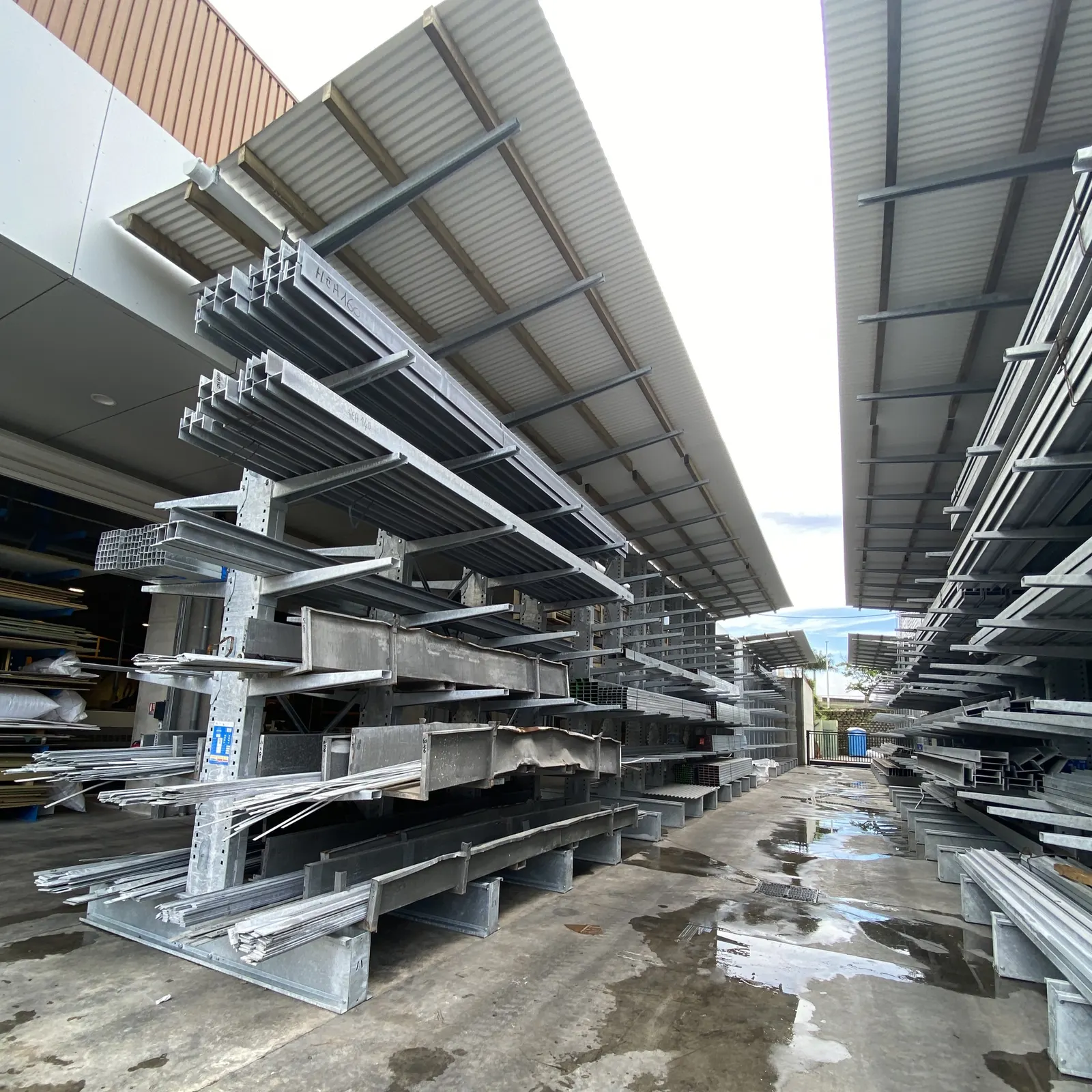 Zone de stockage d’un magasin de bricolage – vue rapprochée