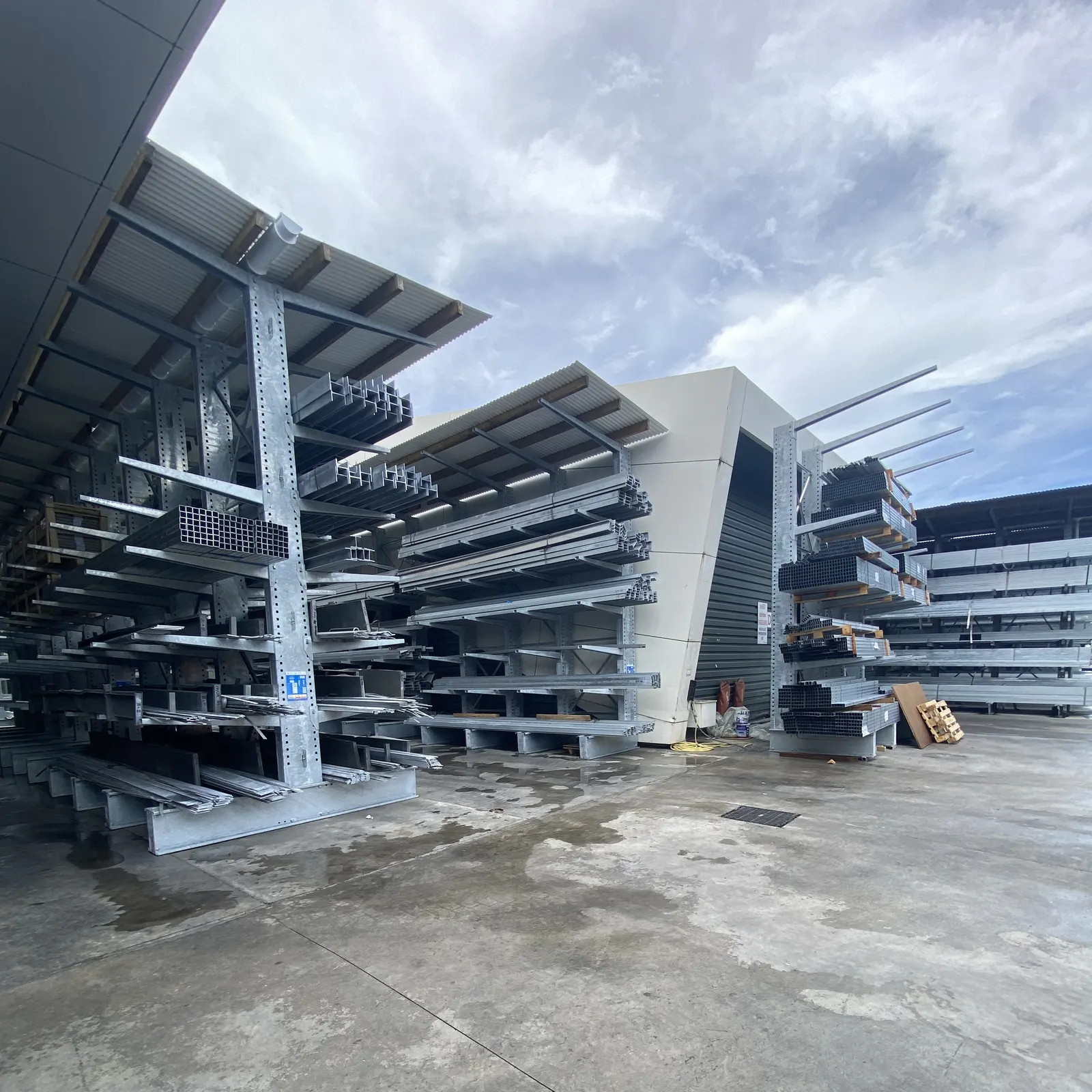 Zone de stockage d’un magasin de bricolage – installation en situation