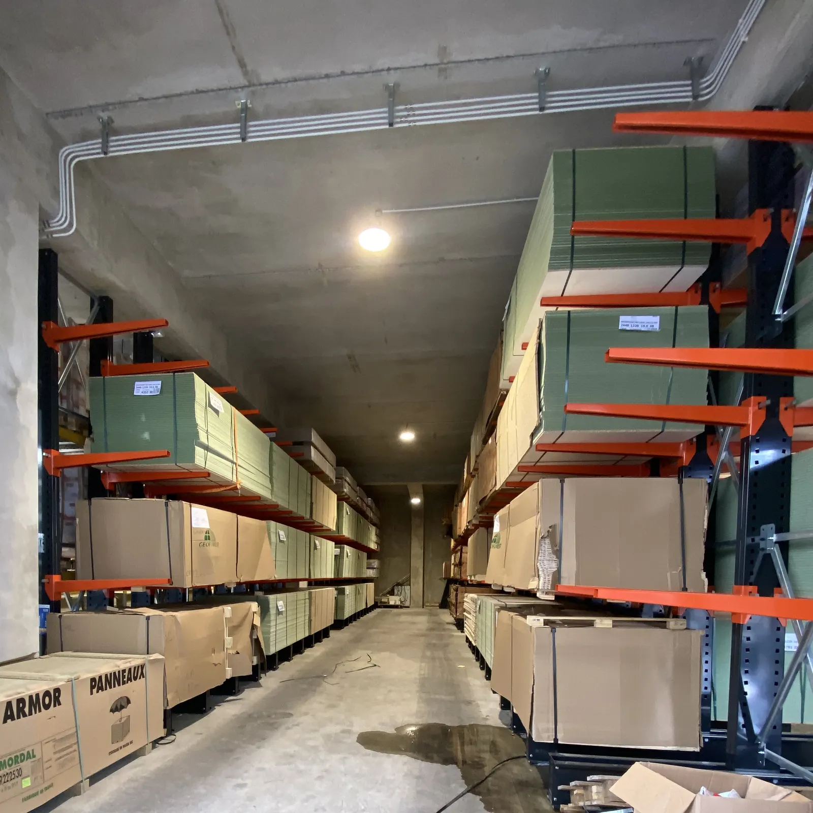 Zone de stockage d’un magasin de bricolage – vue d’ensemble de la zone équipée