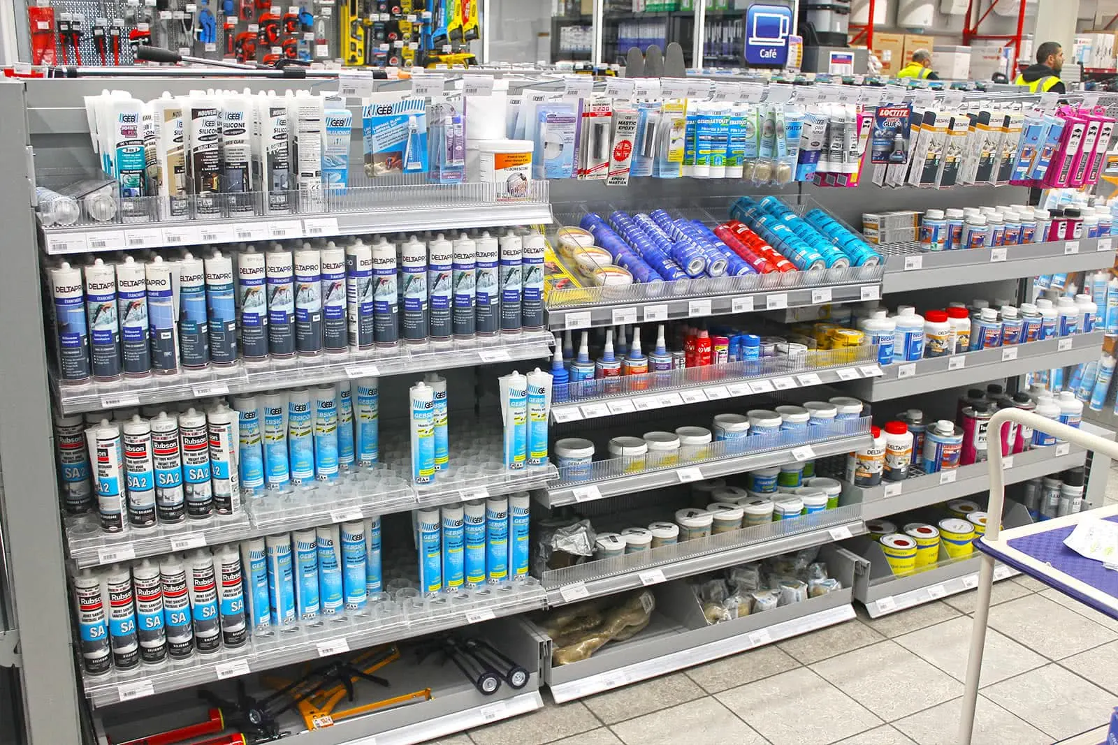 Agencement d’un magasin de bricolage – vue d’ensemble de la zone équipée