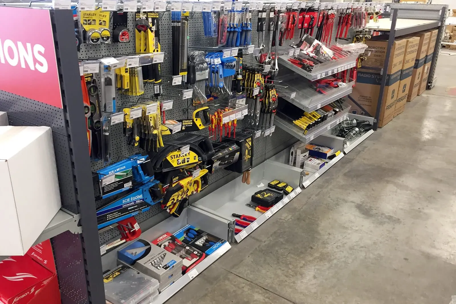 Agencement d’un magasin de bricolage – vue rapprochée