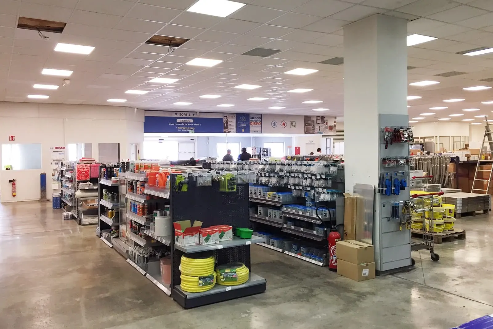 Agencement d’un magasin de bricolage – installation en situation