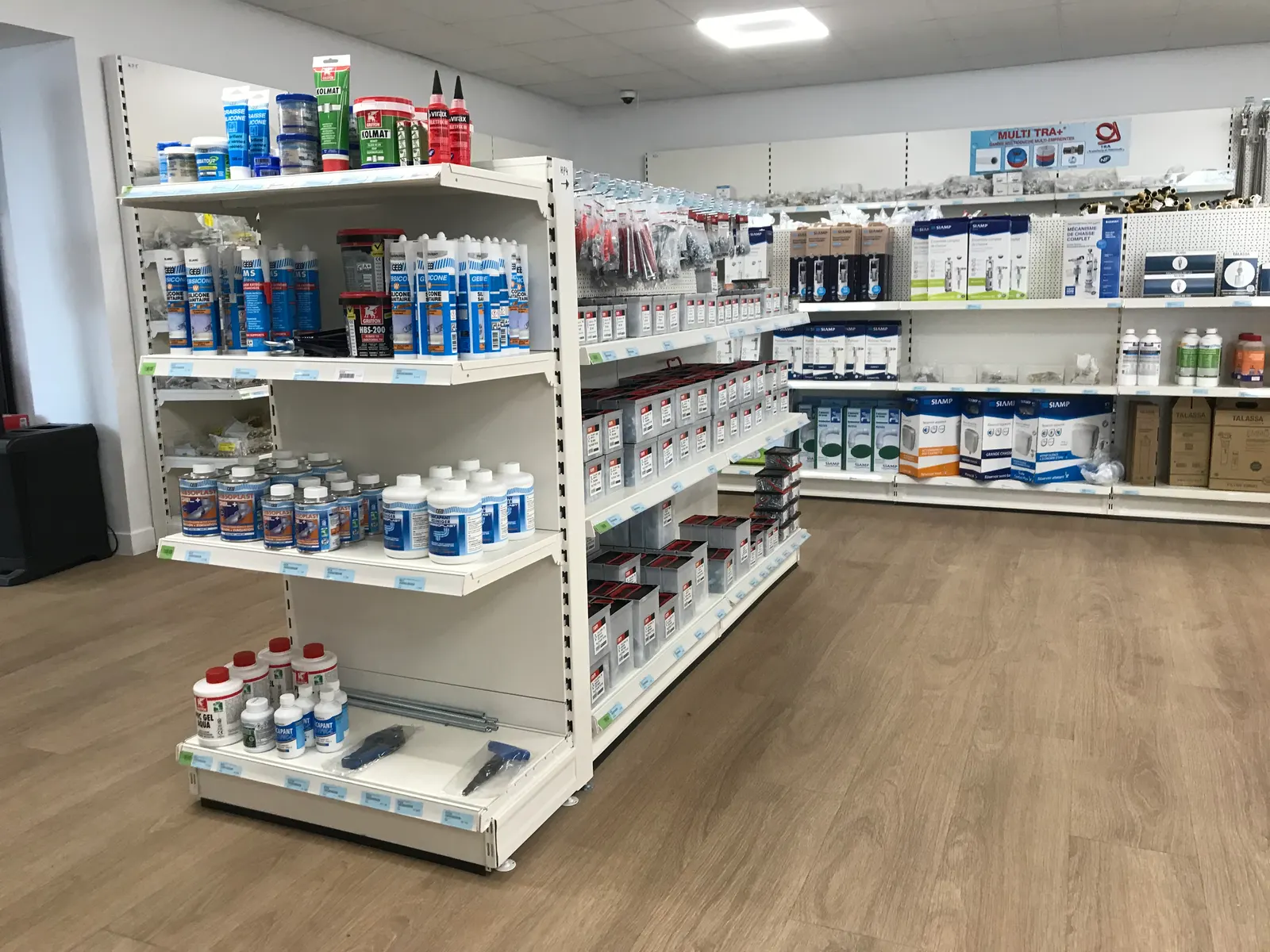 Magasin de bricolage électricité et plomberie – vue rapprochée