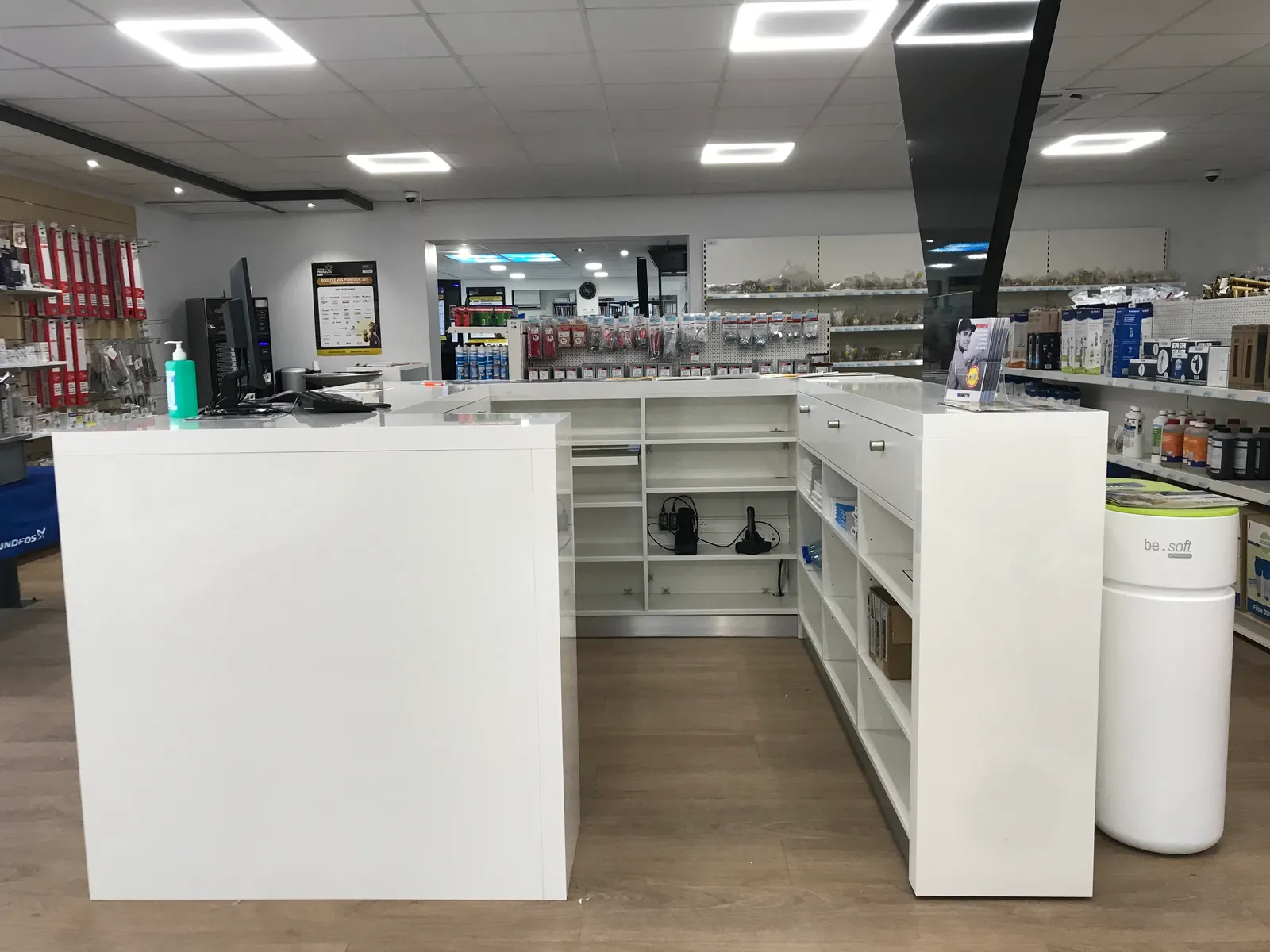 Magasin de bricolage électricité et plomberie – vue d’ensemble de la zone équipée