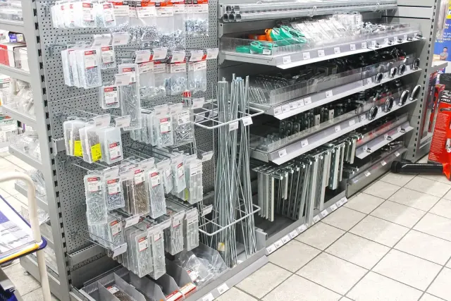 Hardware store fit-out – the installation in use