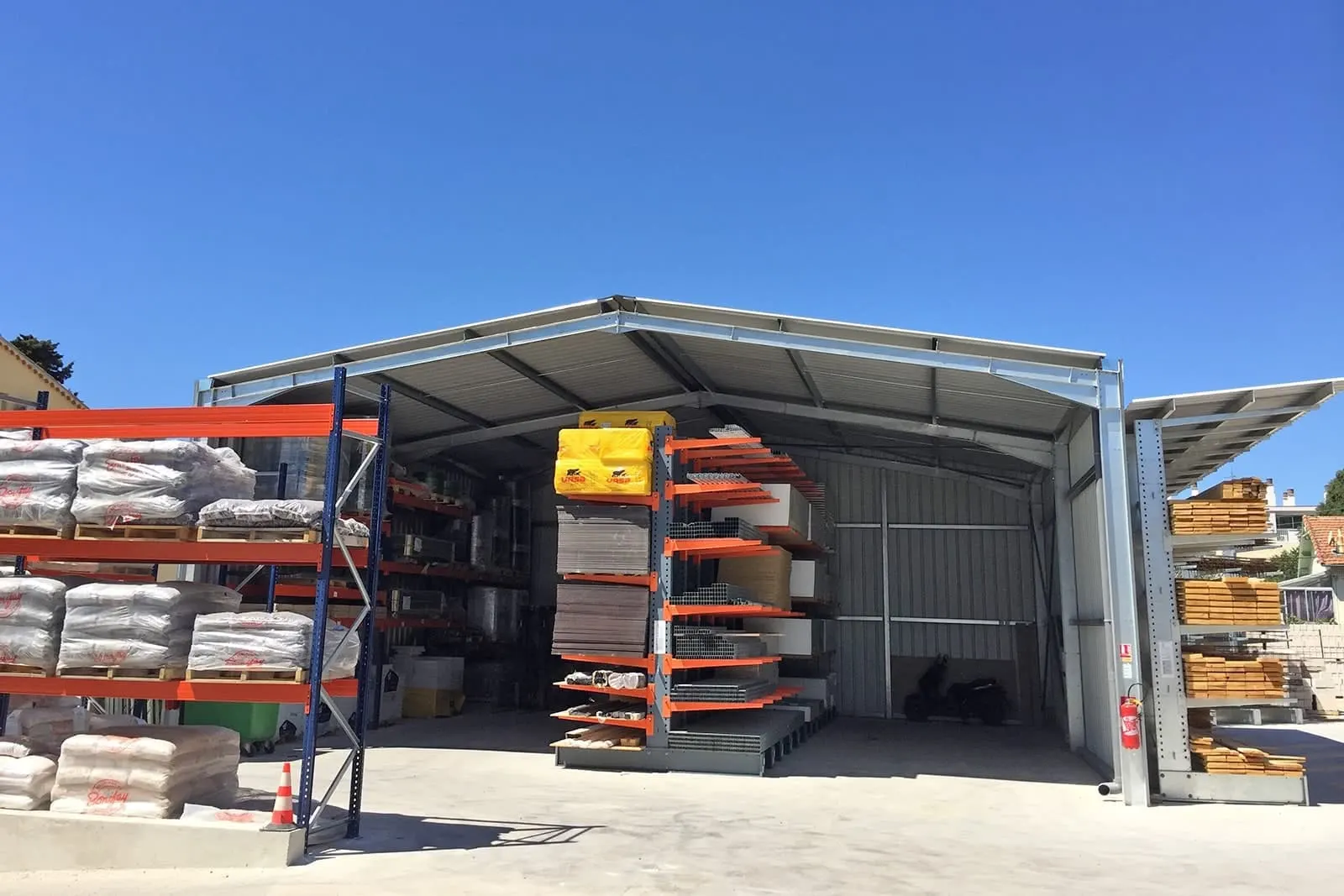 Stockage cantilever en extérieur – détail de l’installation