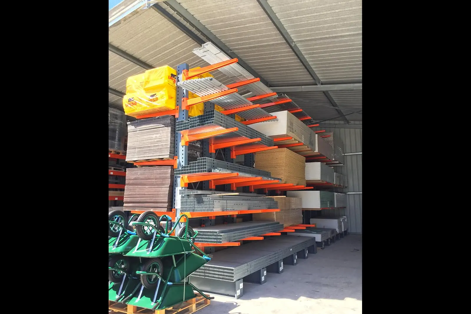 Stockage cantilever en extérieur – vue rapprochée