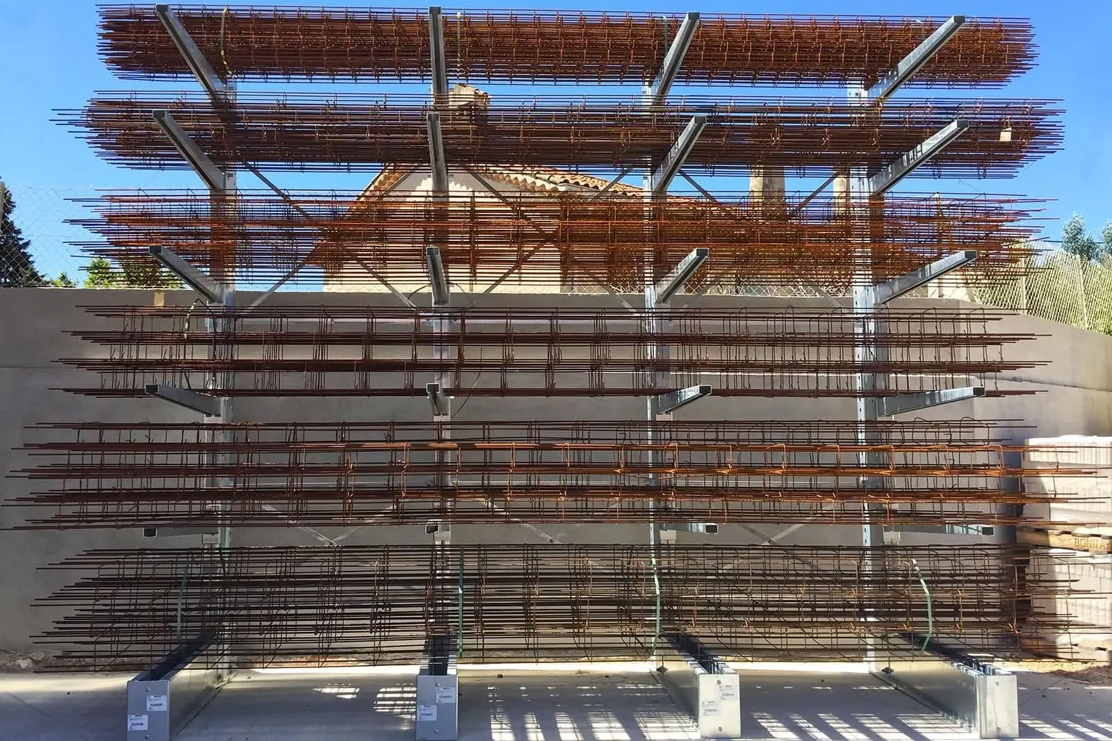 Stockage cantilever en extérieur – autre vue du chantier