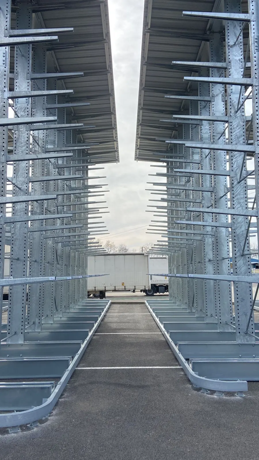 Cantilevers pour entrepôt extérieur – vue d’ensemble du chantier