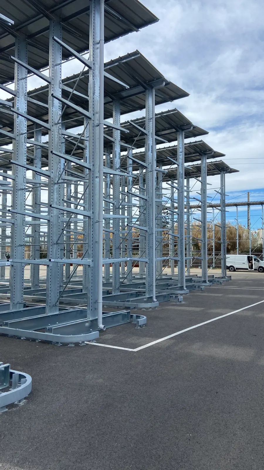 Cantilevers pour entrepôt extérieur – détail de l’installation
