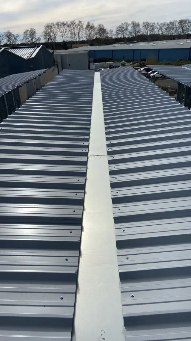 Cantilevers pour entrepôt extérieur – autre vue du chantier