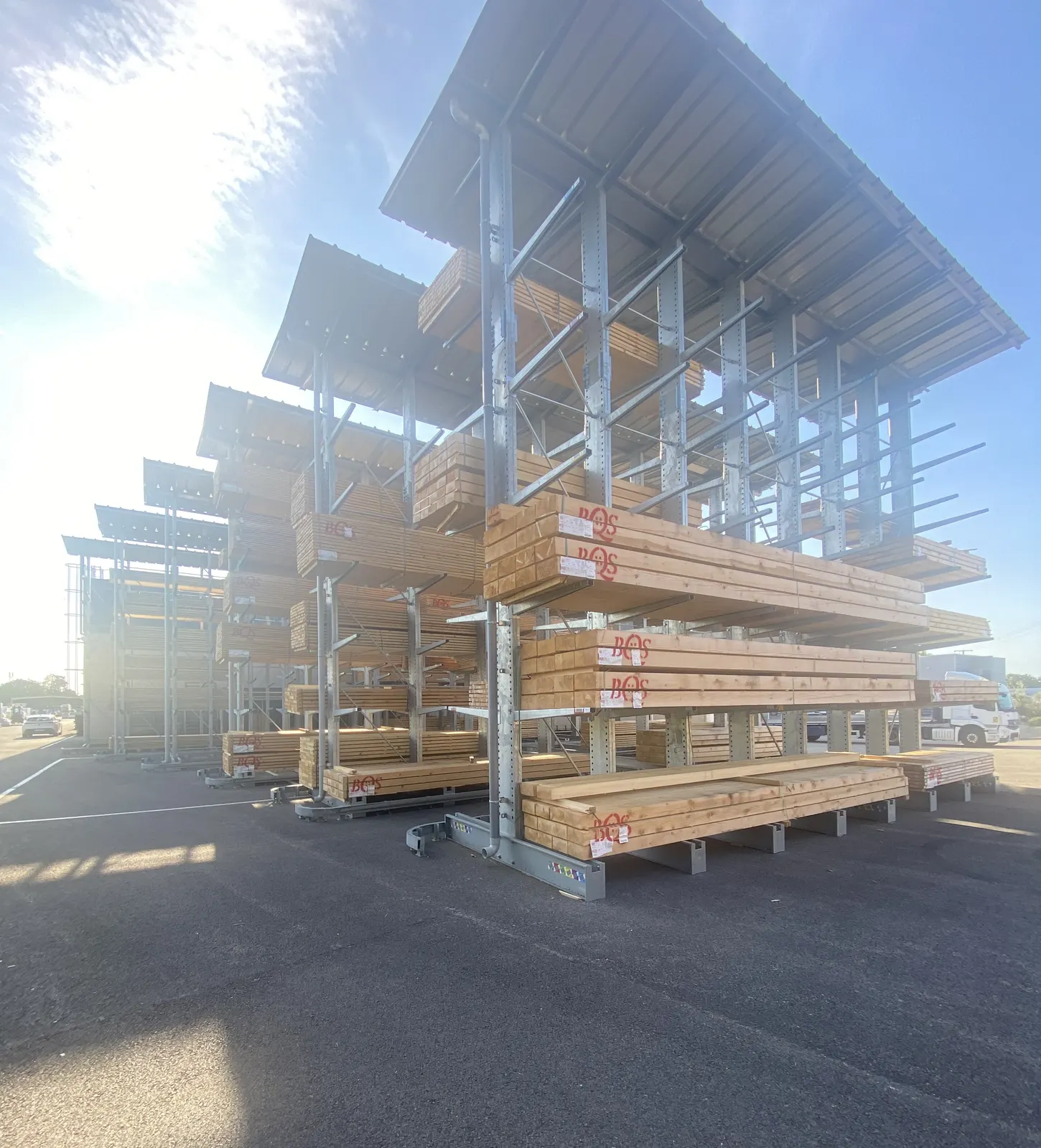Cantilevers pour entrepôt extérieur – vue d’ensemble de la zone équipée