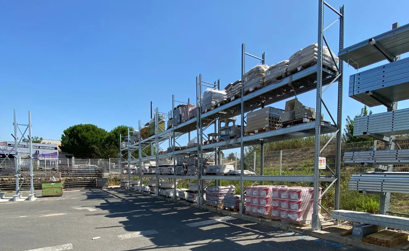 Carport pour cour des matériaux – détail de l’installation