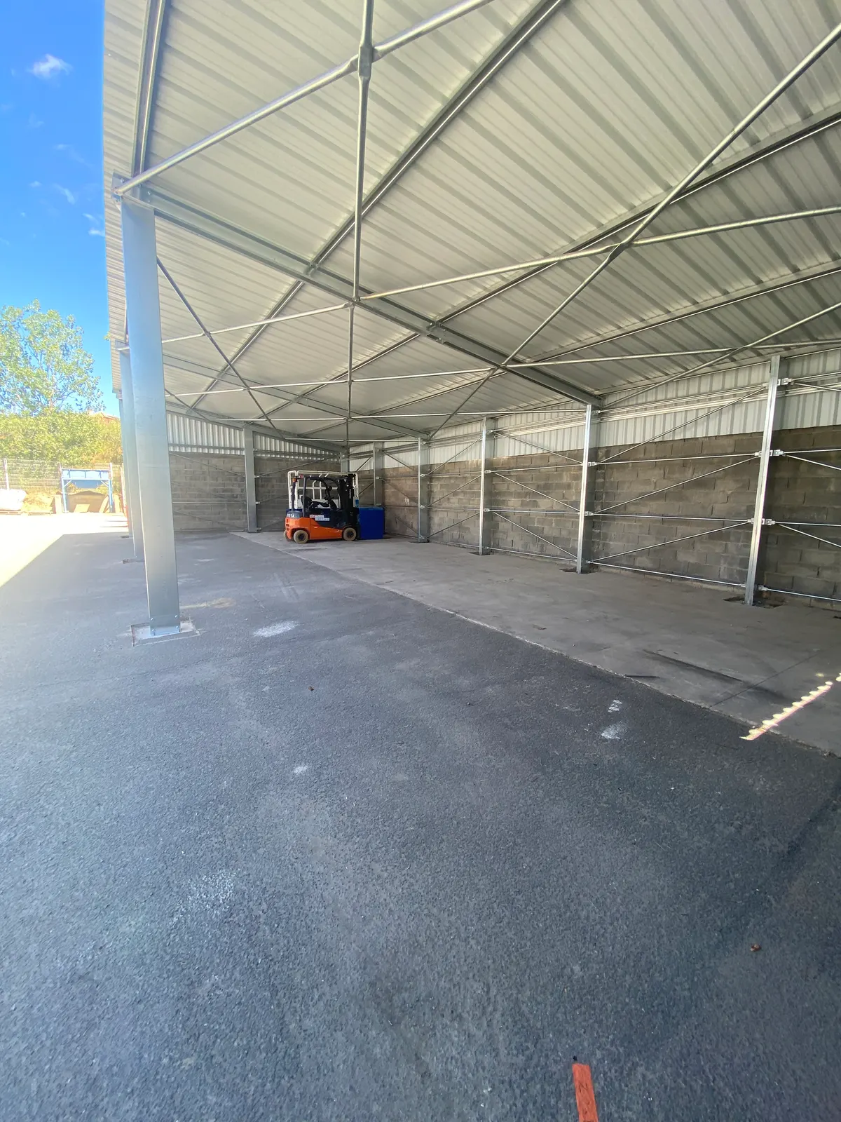 Carport pour cour des matériaux – installation en situation