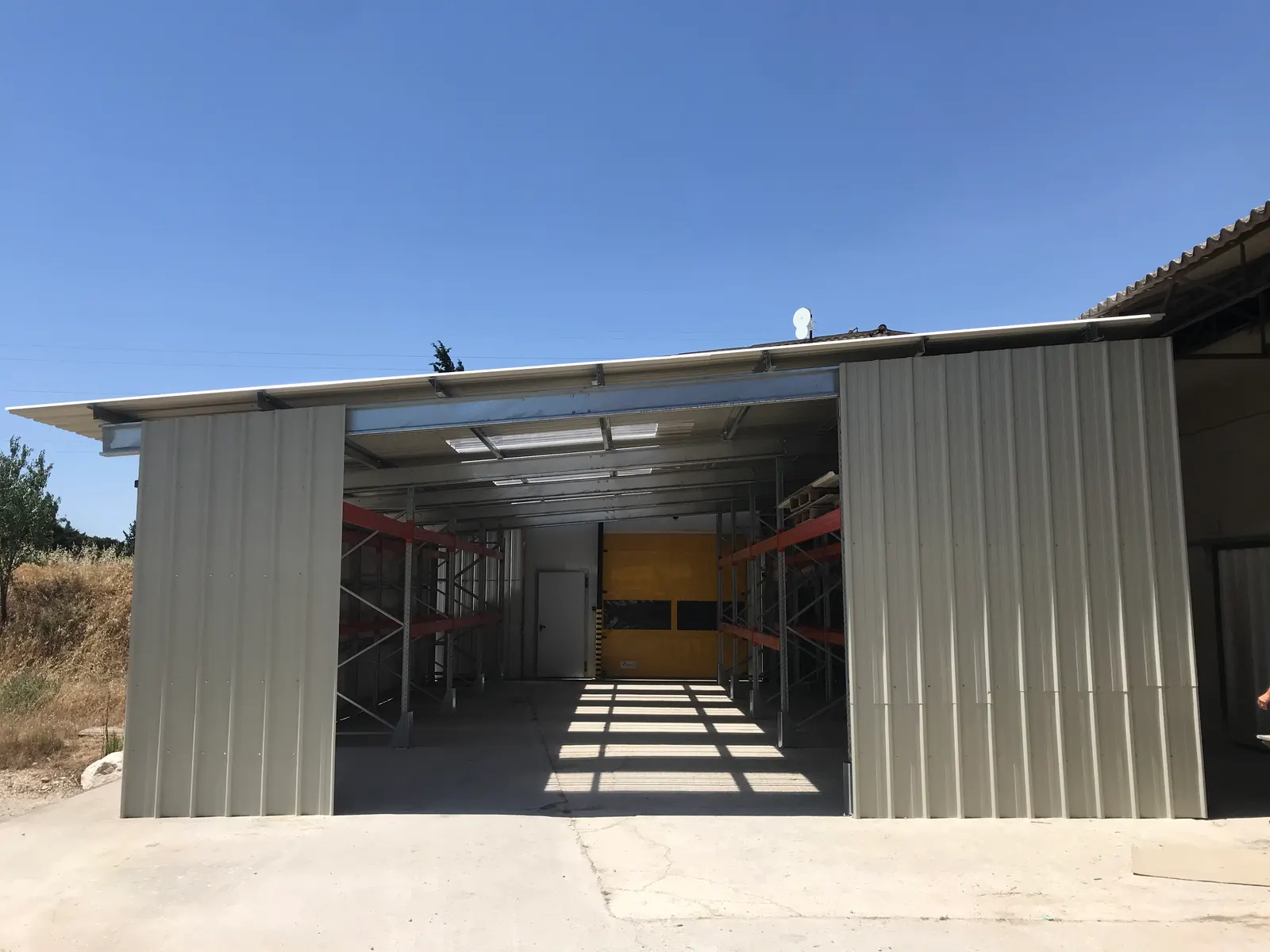 Carport industriel et racks de stockage – Carpentras (Vaucluse)