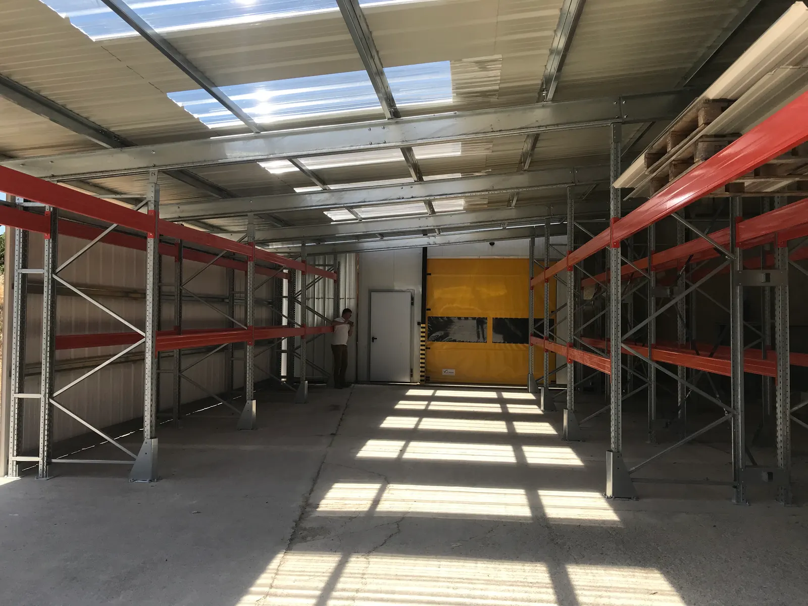 Carport industriel et racks de stockage – vue d’ensemble du chantier