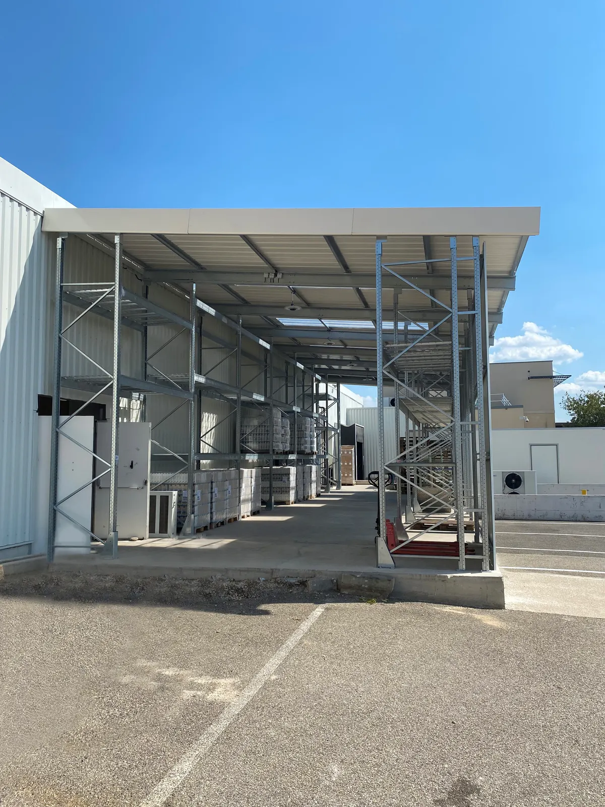 Carport industriel et racks de stockage – détail de l’installation