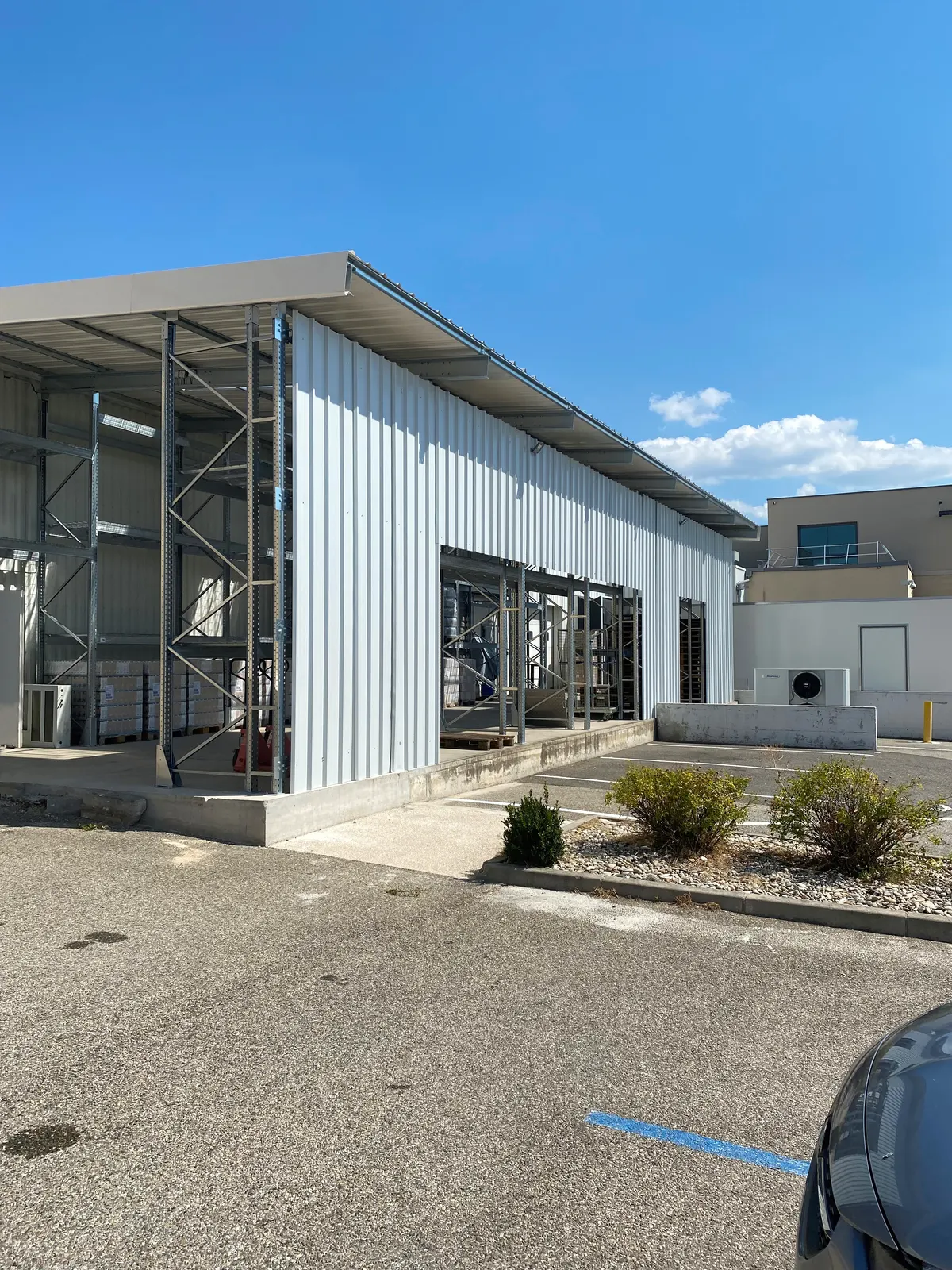 Carport industriel et racks de stockage – vue rapprochée