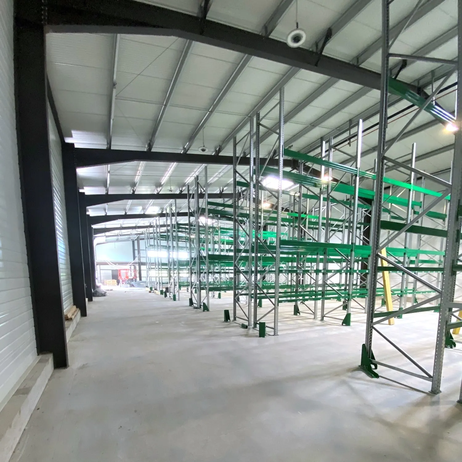 Carport industriel et racks de stockage – autre vue du chantier
