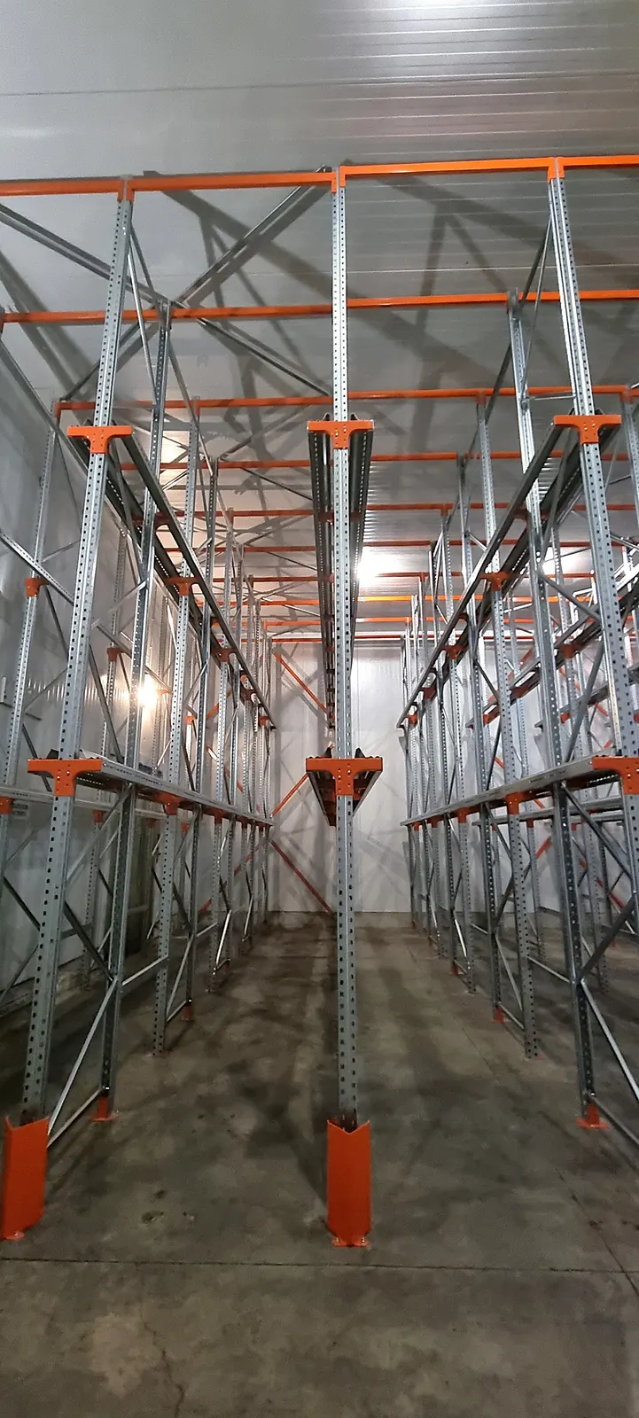 Racks à palettes en chambre froide – vue d’ensemble du chantier
