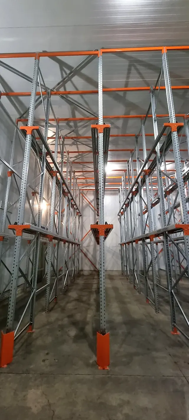 Racks à palettes en chambre froide – vue d’ensemble du chantier