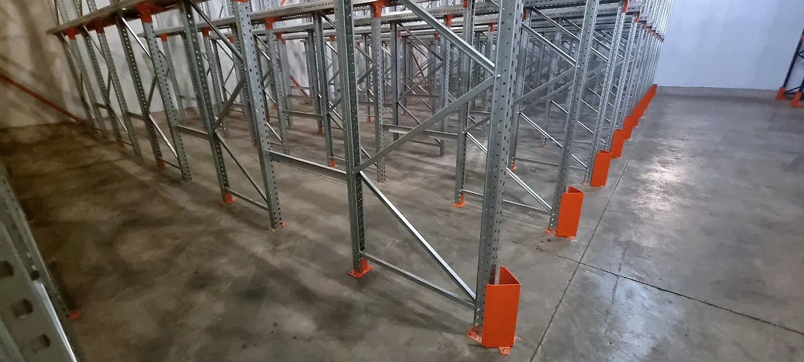 Racks à palettes en chambre froide – détail de l’installation