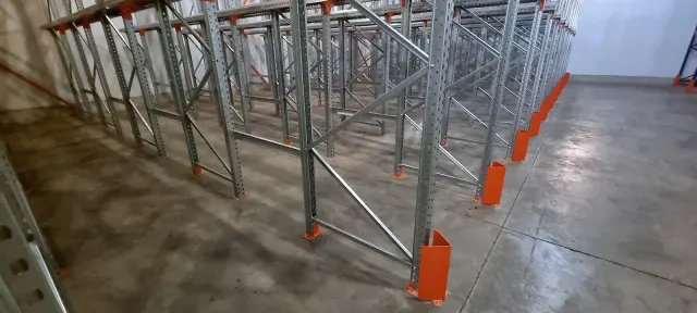 Racks à palettes en chambre froide – détail de l’installation