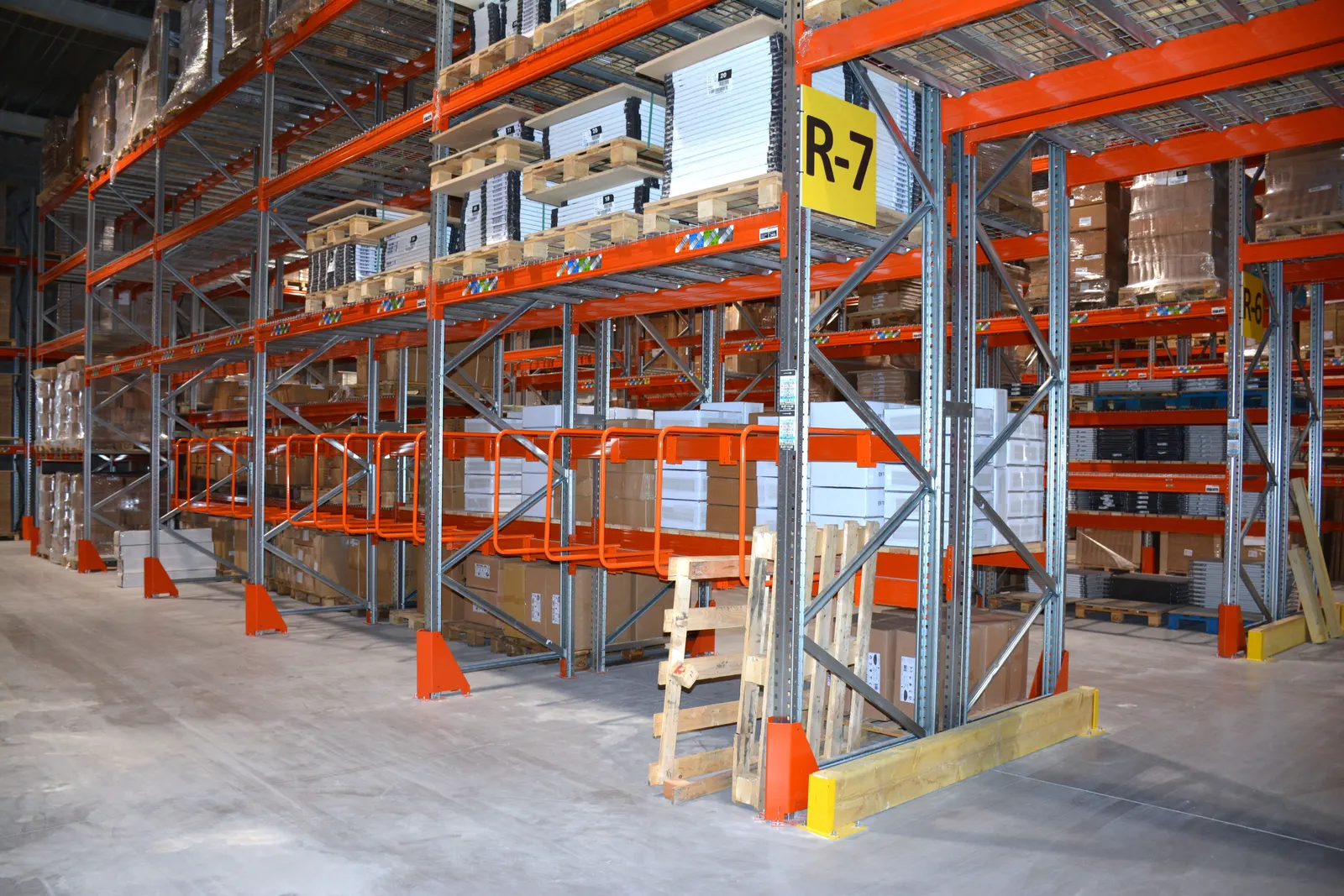 Aménagement d’un entrepôt logistique – vue d’ensemble de la zone équipée