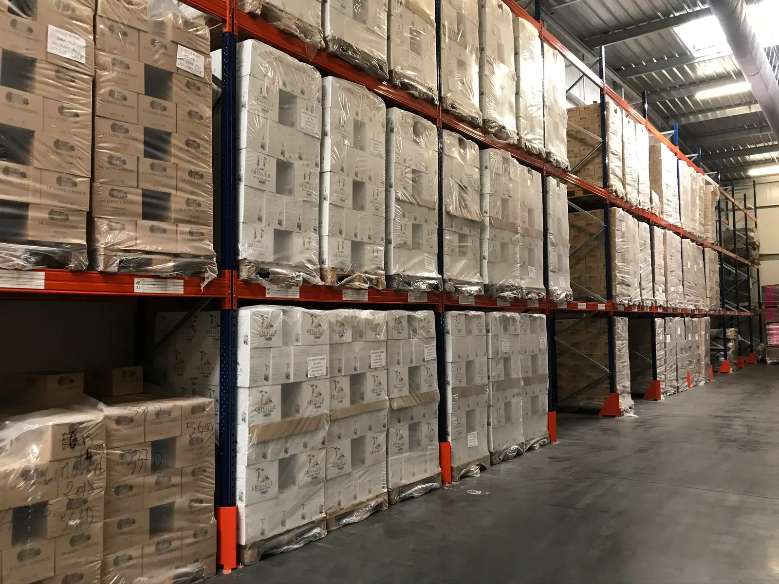 Racks à palettes pour entrepôt viticole – détail de l’installation