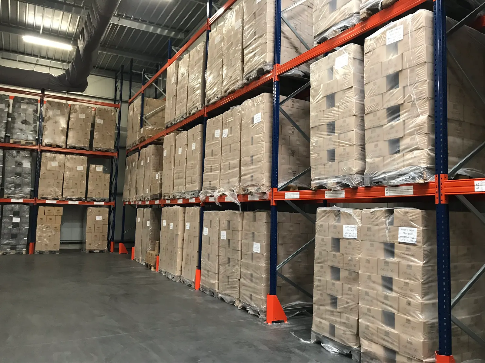 Racks à palettes pour entrepôt viticole – vue rapprochée
