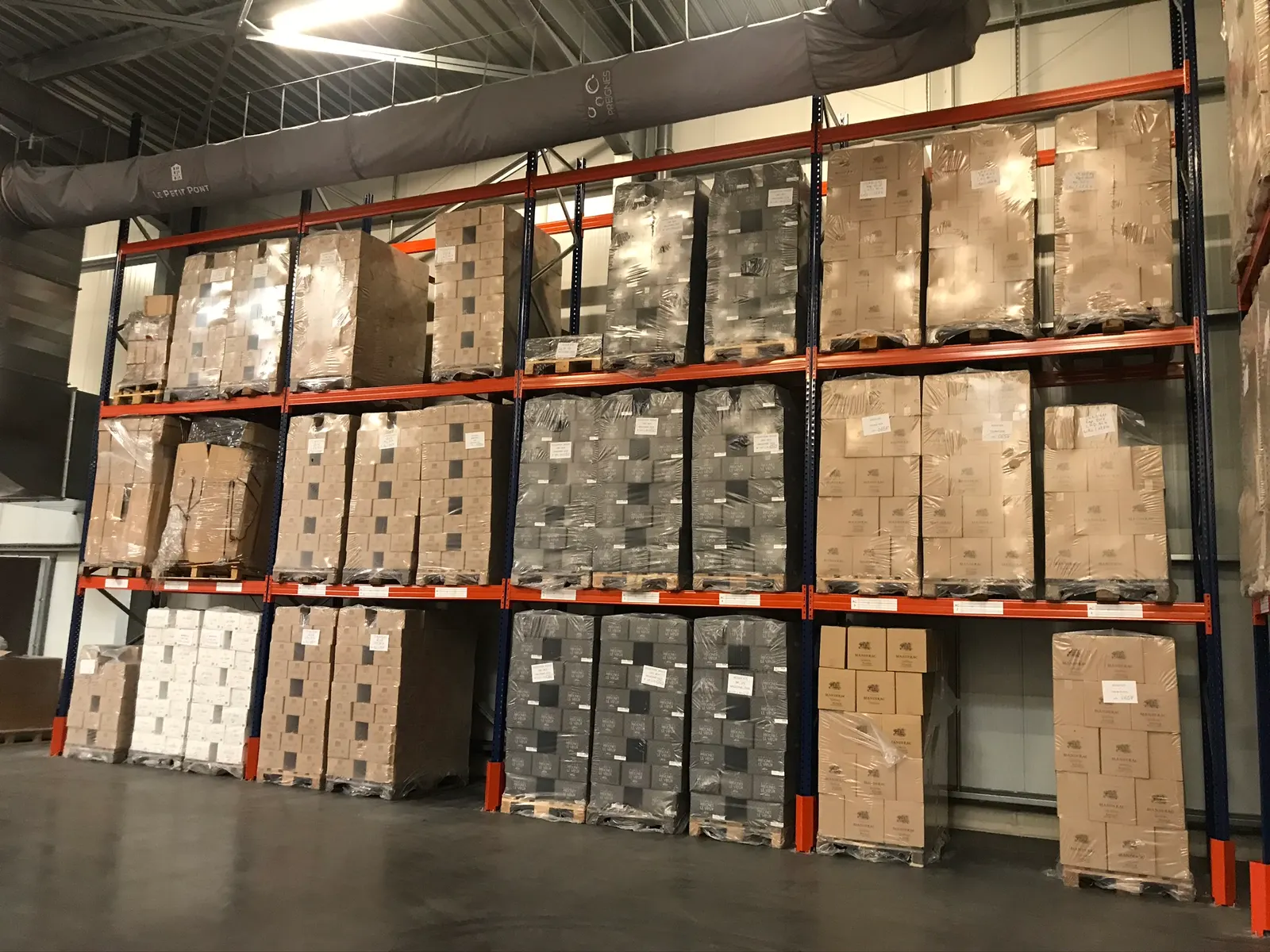 Racks à palettes pour entrepôt viticole – installation en situation