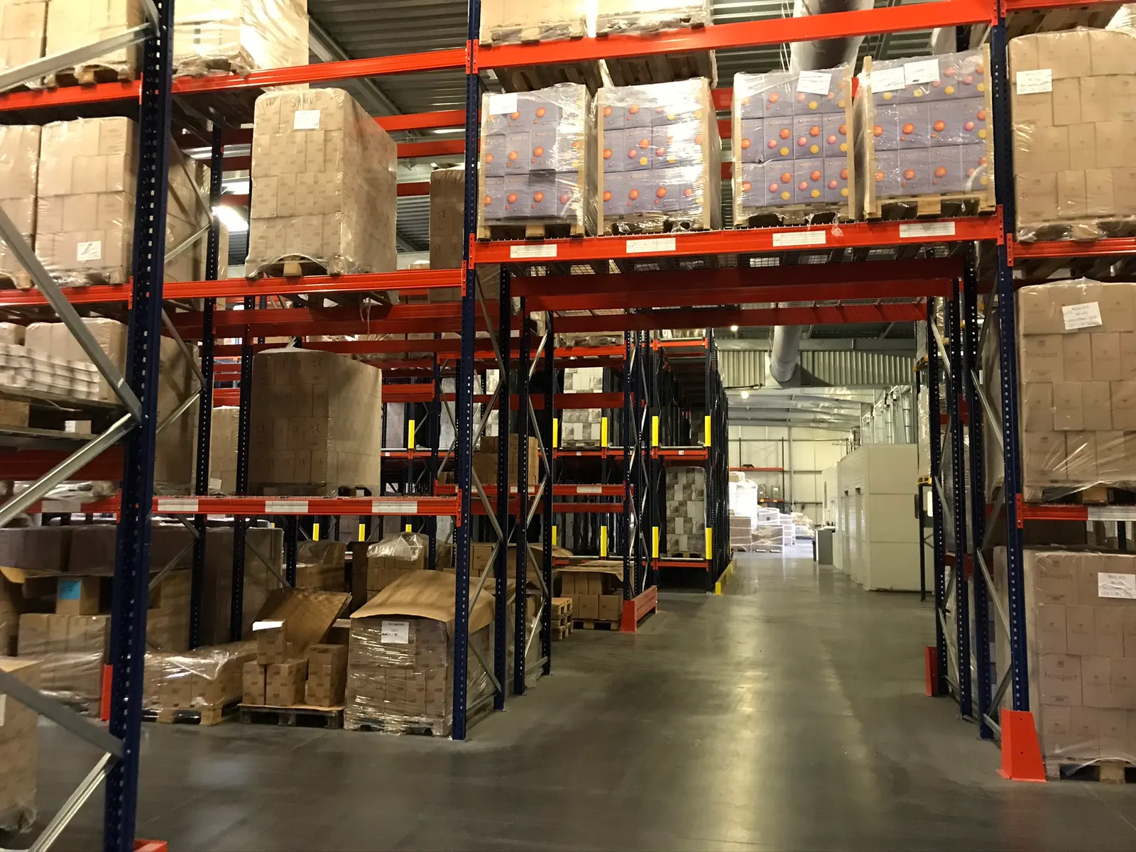 Racks à palettes pour entrepôt viticole – vue d’ensemble de la zone équipée
