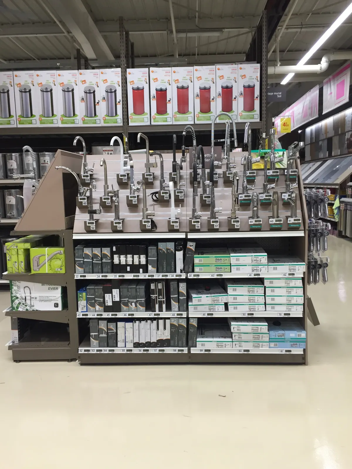 Rayonnage pour grande surface de bricolage – détail de l’installation