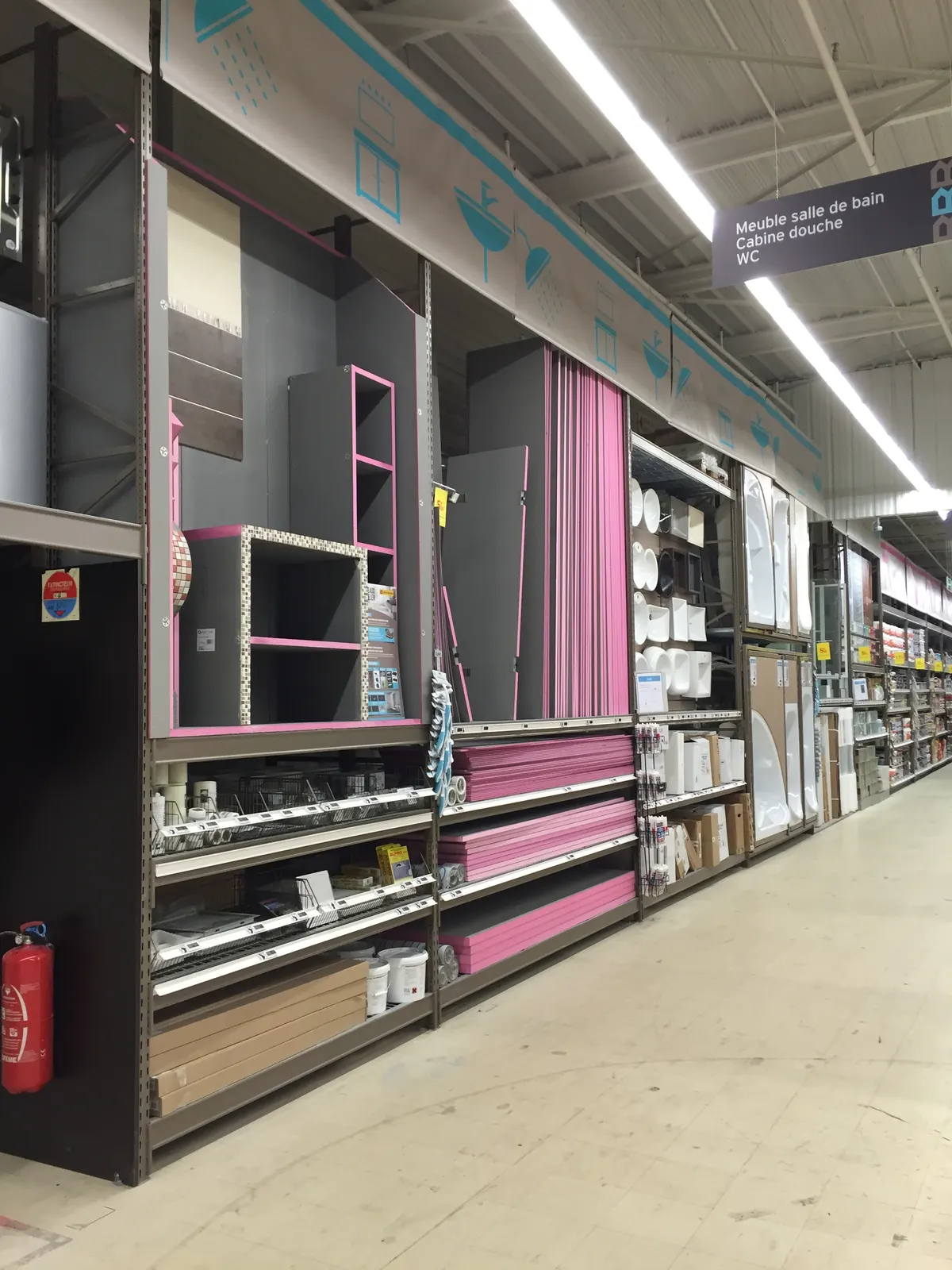 Rayonnage pour grande surface de bricolage – vue rapprochée