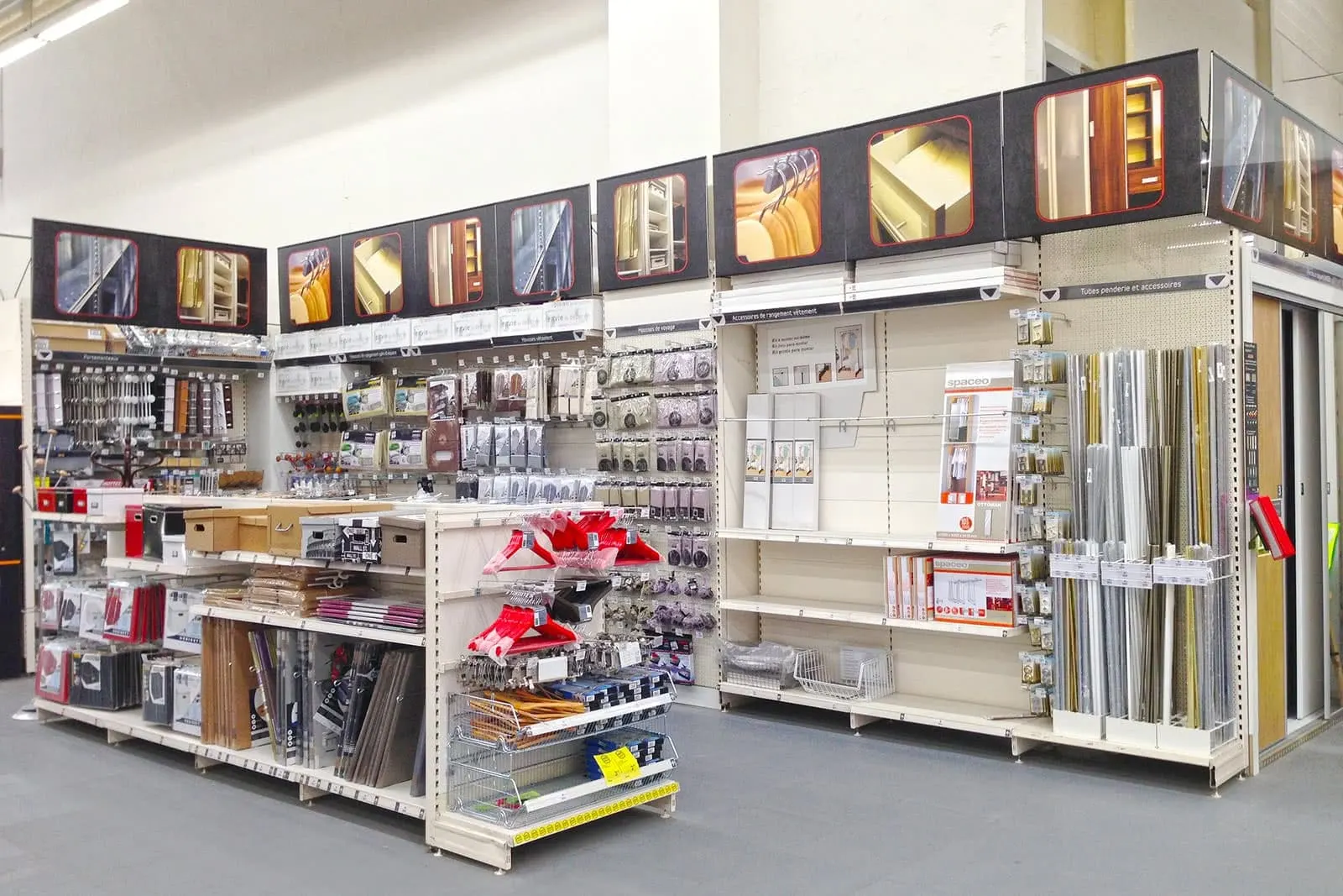 Rayonnage gondole en grande surface de bricolage – vue d’ensemble du chantier